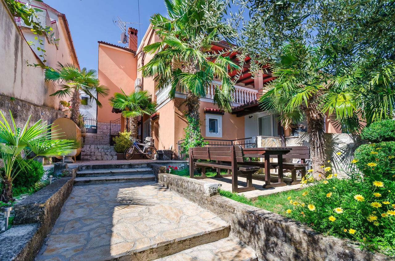 Apartments Ester Funtana Exterior photo